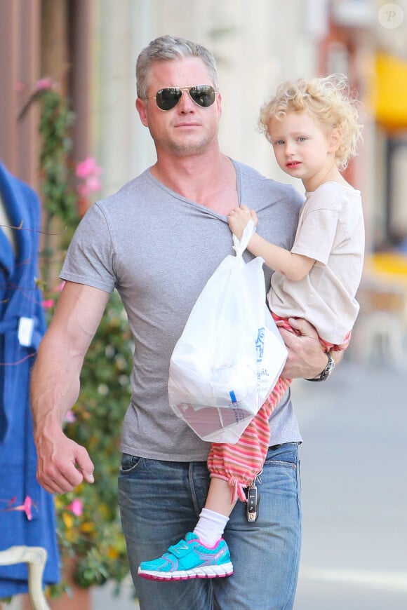 Eric Dane en compagnie de sa fille Billie Beatrice dans les rues de Beverly Hills, le 14 février 2014.