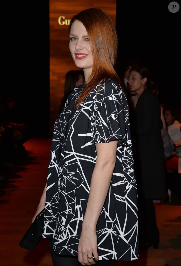Elodie Frégé arrive au défilé de mode "Guy Laroche", collection prêt-à-porter Automne-Hiver 2014/2015, au Grand Palais à Paris. Le 26 février 2014