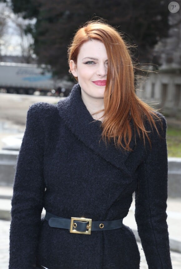 Elodie Frégé arrive au défilé de mode "Guy Laroche", collection prêt-à-porter Automne-Hiver 2014/2015, au Grand Palais à Paris. Le 26 février 2014