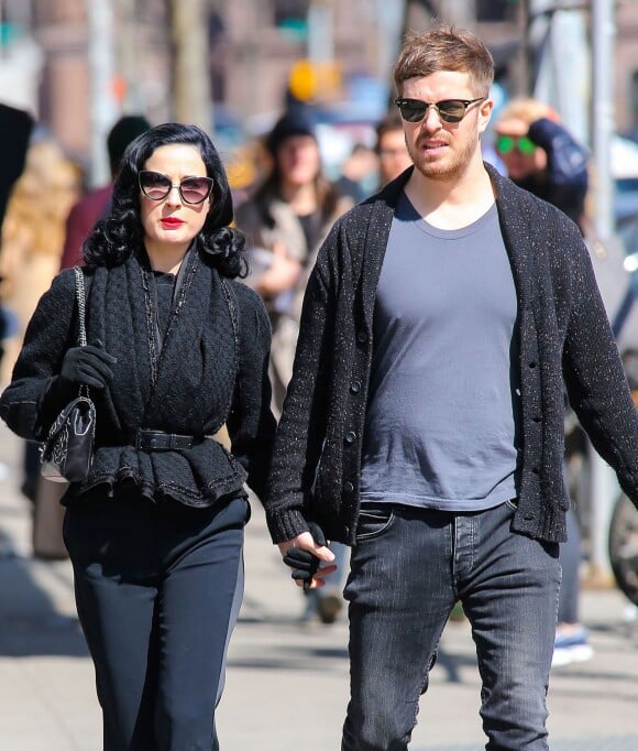 Exclusif - Dita Von Teese se promène main dans la main avec un mystérieux inconnu dans les rues de New York, le 15 mars 2014.