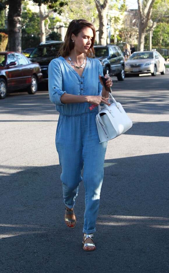 Jessica Alba - Jessica Alba accompagne sa fille Honor Marie Warren à une fête d'anniversaire à Los Angeles, le 15 mars 2014. Jessica Alba porte une combinaison bleue en jean.  Please hide children's face prior to the publication - Jessica Alba drops daughter Honor Marie Warren at a birthday party in Los Angeles on March 15 2014.15/03/2014 - Los Angeles