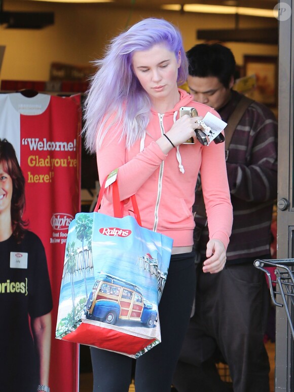 Exclusif - Ireland Baldwin, les cheveux violets et de nouveau célibataire, se rend à son cours de gym à Tarzana, le 6 mars 2014.