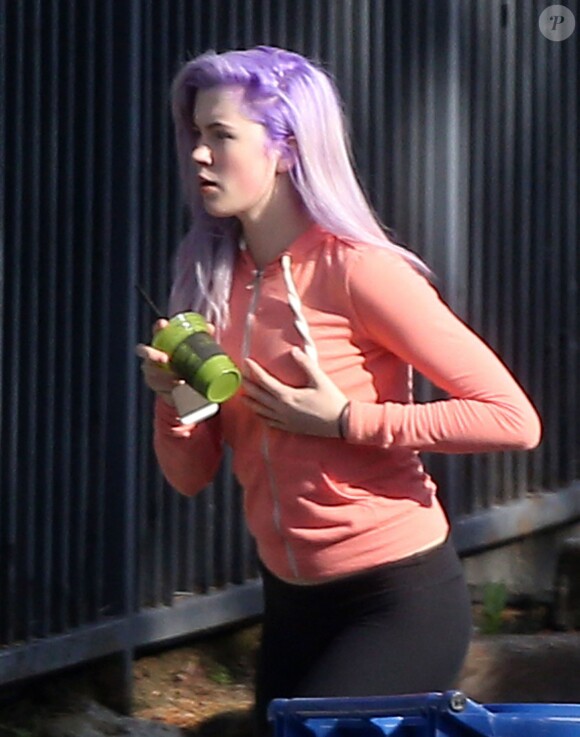 Exclusif - Ireland Baldwin, les cheveux violets et de nouveau célibataire, se rend à son cours de gym à Tarzana, le 6 mars 2014.