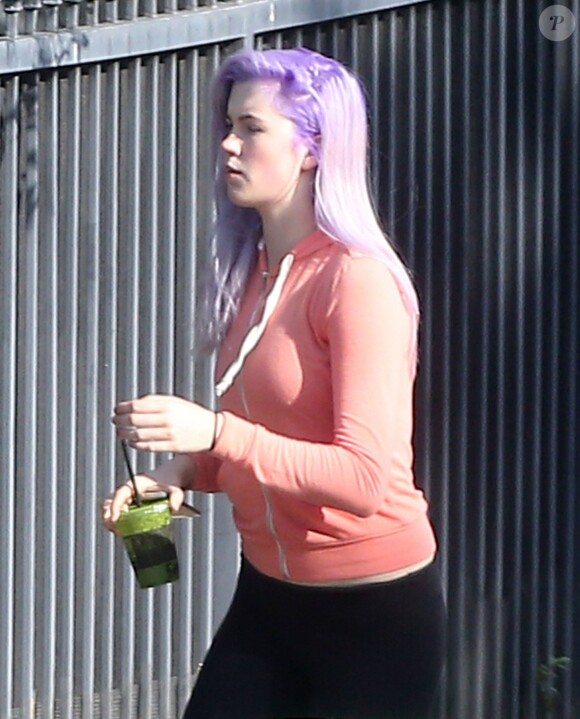 Exclusif - Ireland Baldwin, les cheveux violets et de nouveau célibataire, se rend à son cours de gym à Tarzana, le 6 mars 2014.