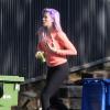 Exclusif - Ireland Baldwin, les cheveux violets et de nouveau célibataire, se rend à son cours de gym à Tarzana, le 6 mars 2014.