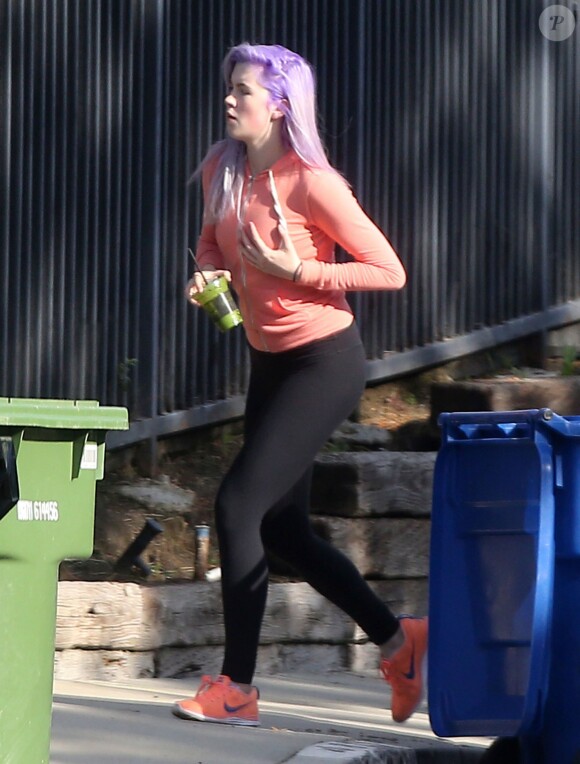 Exclusif - Ireland Baldwin, les cheveux violets et de nouveau célibataire, se rend à son cours de gym à Tarzana, le 6 mars 2014.