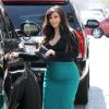 Kim Kardashian, enceinte et habillée d'une jupe moulante L'Wren Scott à Beverly Hills. Mars 2013.