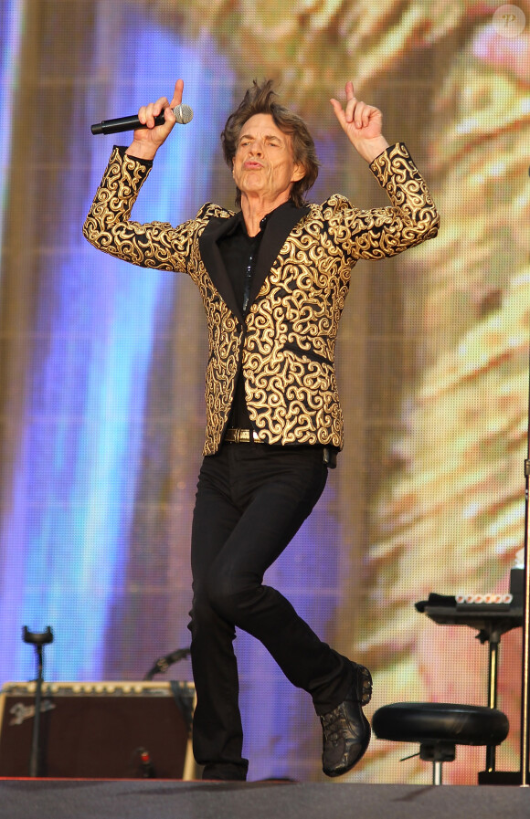 Mick Jagger, superbe dans son total look noir et sa veste L'Wren Scott lors du concert des Rolling Stones à Londres. Juillet 2013.