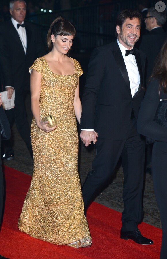 Penelope Cruz, sublime à Londres avec son mari Javier Bardem, porte une robe L'Wren Scott (collection automne 2012). Londres, octobre 2012.