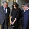 Carla Bruni-Sarkozy, suivie par son mari le président Nicolas Sarkozy, porte une robe noire L'Wren Scott au Château de Versailles. Juin 2009.