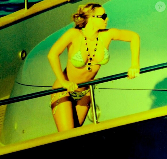 Mariah Carey a célébré la Saint-Patrick en bikini, le 17 mars 2014.