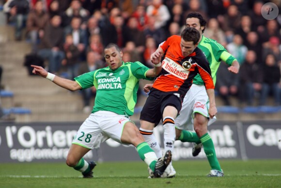 Kévin Gameiro et Yohann Benalouane lors du match entre le FC Lorient et l'AS Saint-Etienne au Moustoir à Lorient, le 22 mars 2009