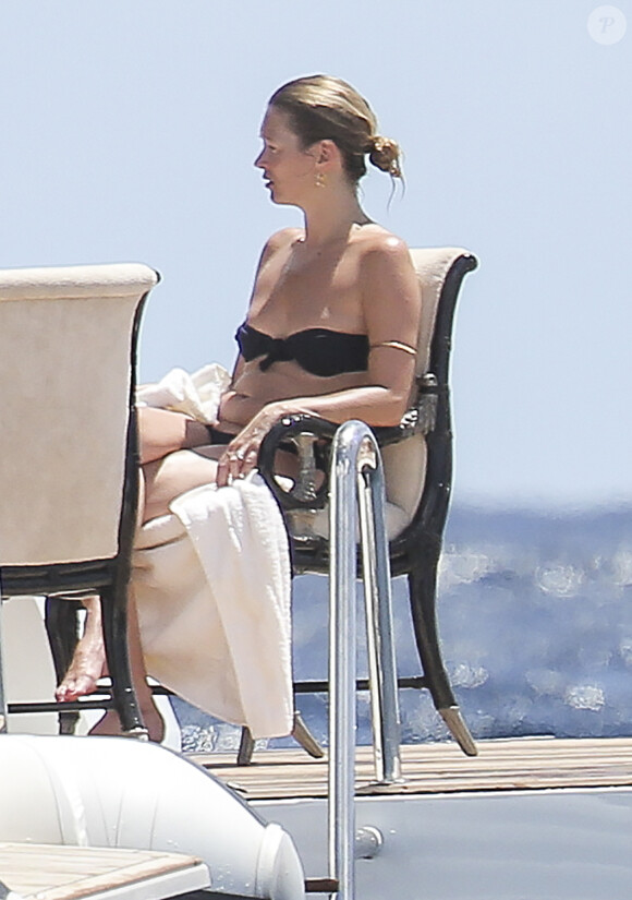 Exclusif - La Brindille de 40 ans, Kate Moss, se prélasse en vacances sur le yacht de Sir Philip Green à Saint-Barthélemy le 17 mars 2014.