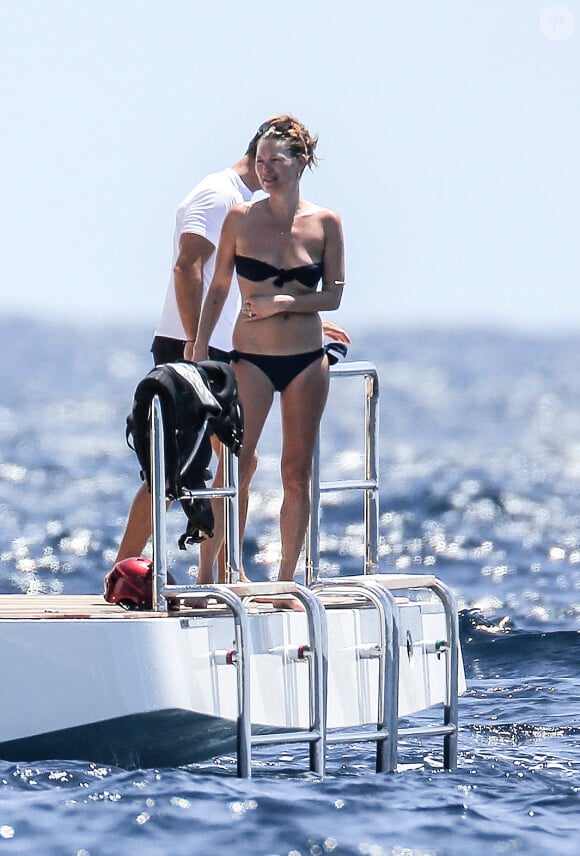Exclusif - Kate Moss (dans un petit bikini noir) en vacances sur le yacht de Sir Philip Green à Saint-Barthélemy le 17 mars 2014.