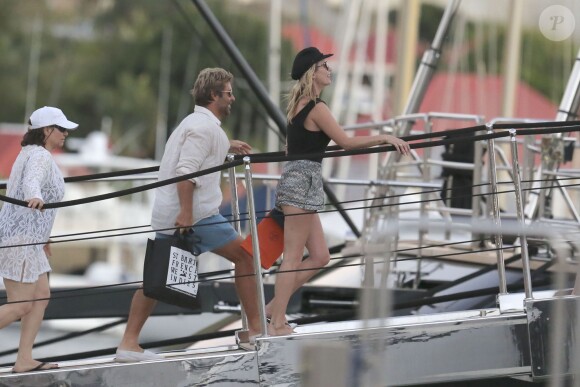 Kate Moss se promène sur le port de à Saint-Barthélemy le 15 mars 2014.