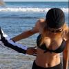 Naya Rivera à la plage affiche une poitrine imposante.