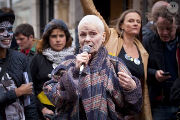 La créatrice Vivienne Westwood, cheveux rasés, s'exprime lors de la manifestation Fracked Future Carnival à Londres. Le 19 mars 2014.