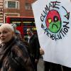 La créatrice Vivienne Westwood, créatrice du mouvement Climate Revolution, marque son engagement en prenant part à la manifestation Fracked Future Carnival à Londres. Le 19 mars 2014.