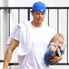 Josh Duhamel avec son fils Axl à Brentwood, le 20 mars 2014.