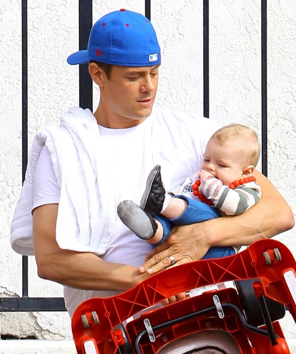 Josh Duhamel et son fils Axl à Los Angeles, le 20 mars 2014.