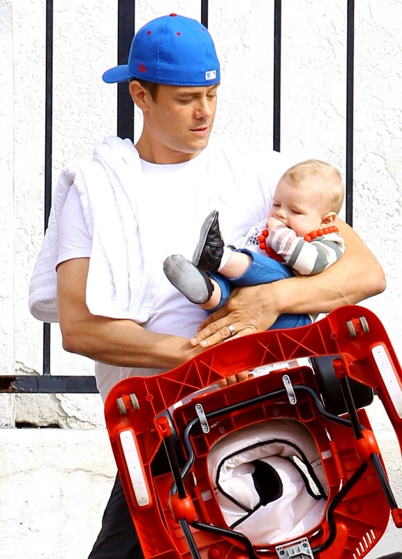 Josh Duhamel à Los Angeles avec son fils Axl, le 20 mars 2014.