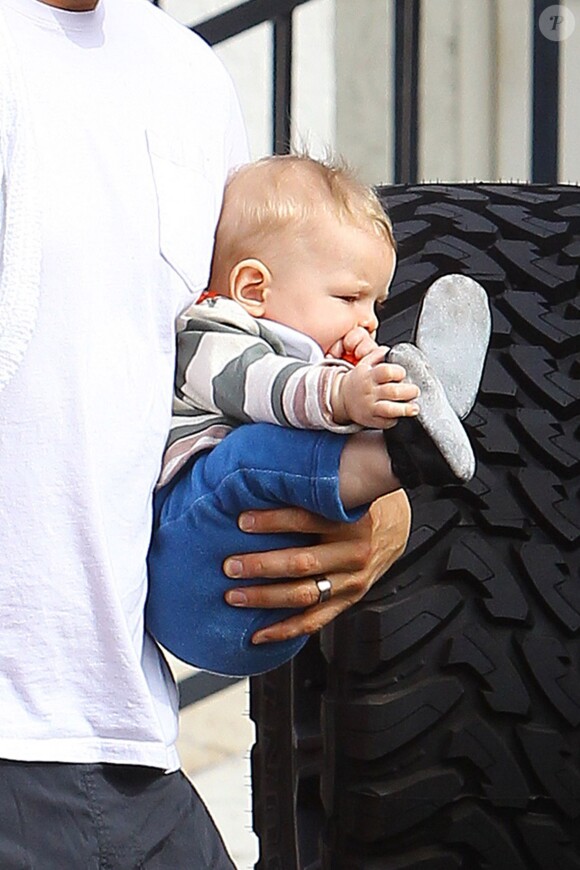 L'acteur Josh Duhamel avec son fils Axl dans les rues de Brentwood, le 20 mars 2014.