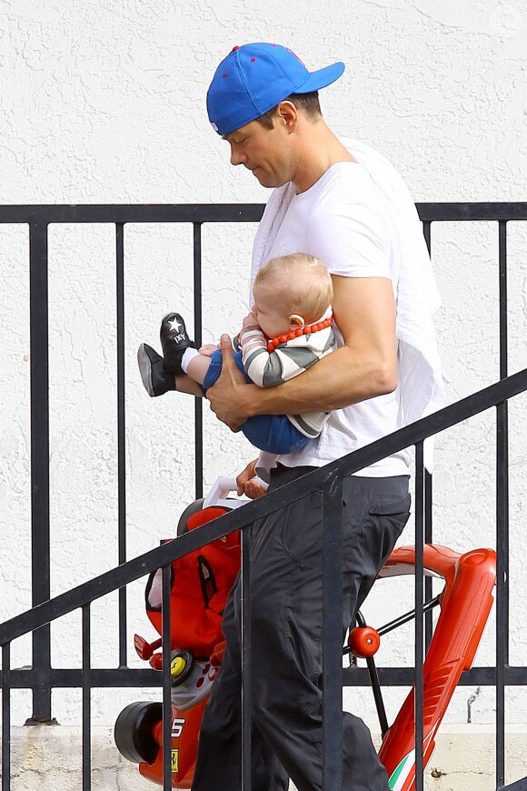 Josh Duhamel à Los Angeles avec son fils Axl, le 20 mars 2014.