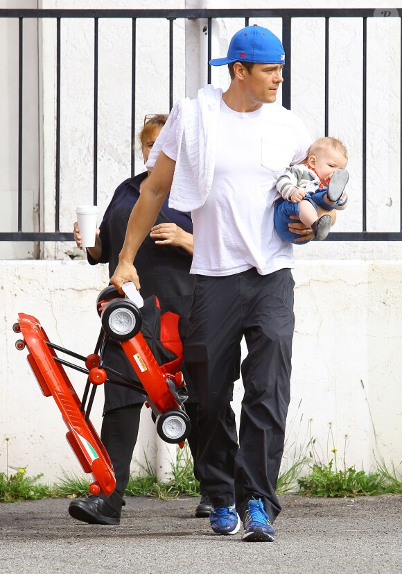 Josh Duhamel à Los Angeles avec son fils Axl, le 20 mars 2014.