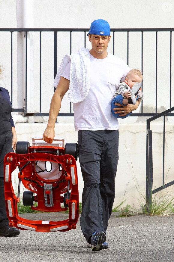 Josh Duhamel à Los Angeles avec son fils Axl, le 20 mars 2014.