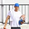Josh Duhamel se balade avec son fils Axl à Los Angeles, le 20 mars 2014.