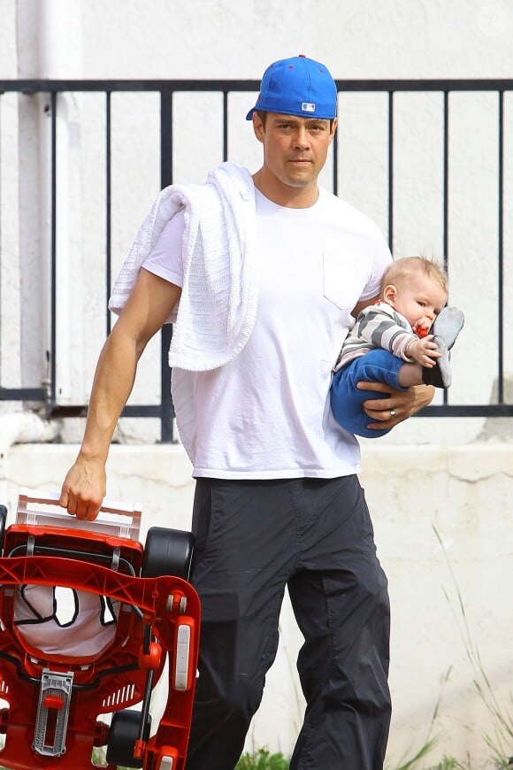 Josh Duhamel se balade avec son fils Axl à Los Angeles, le 20 mars 2014.