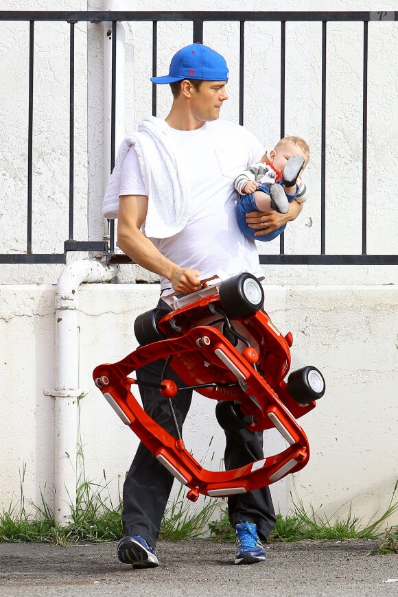 Josh Duhamel à Los Angeles avec son fils Axl, le 20 mars 2014.
