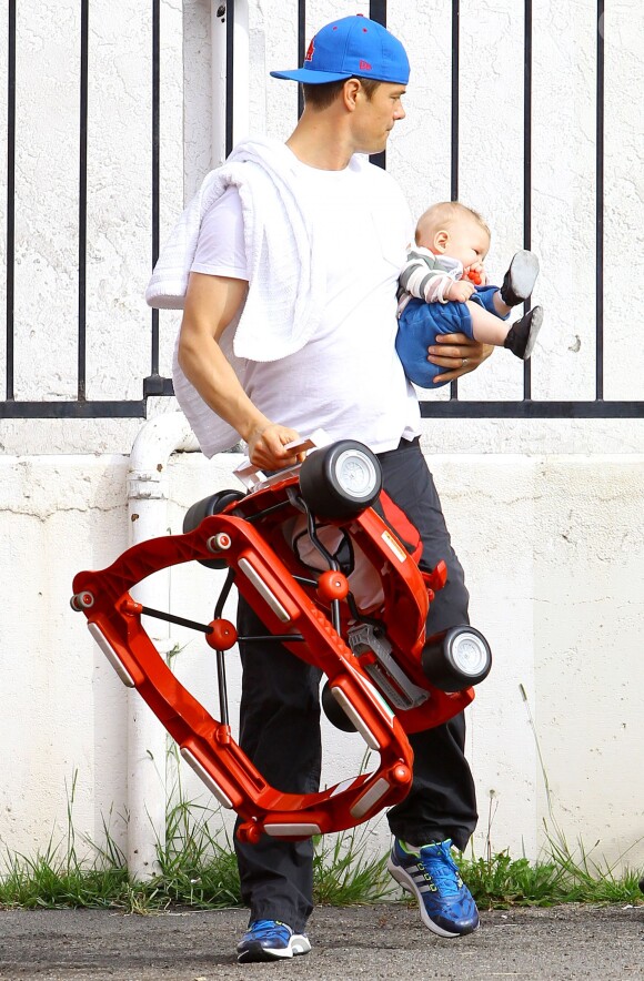 Josh Duhamel à Los Angeles avec son fils Axl, le 20 mars 2014.