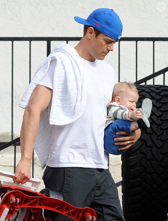 Josh Duhamel avec son fils Axl dans les rues du quartier de Brentwood, le 20 mars 2014.
