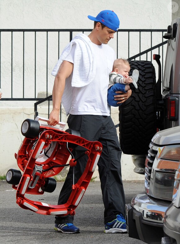 Josh Duhamel avec son fils Axl à Brentwood, le 20 mars 2014.
