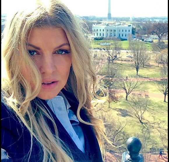 Fergie s'est offert un petit selfie devant la Maison Blanche à Washington, le 20 mars 2014.