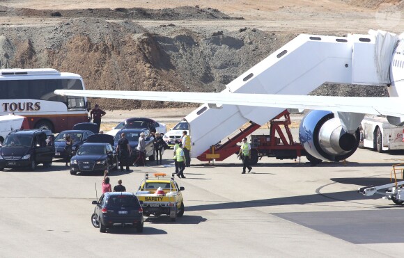 Les Rolling Stones embarque dans leur avion à Perth en Australie, le 20 mars 2014