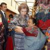 La reine Sofia d'Espagne visite le marché artisanal de la vieille ville de Guatemala le 20 mars 2014.