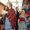 La reine Sofia d'Espagne visite le marché artisanal de la vieille ville de Guatemala le 20 mars 2014.