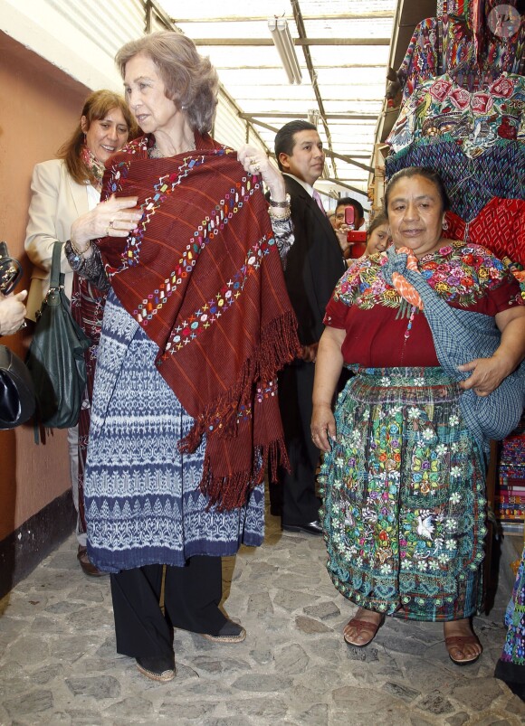 La reine Sofia d'Espagne visite le marché artisanal de la vieille ville de Guatemala le 20 mars 2014.