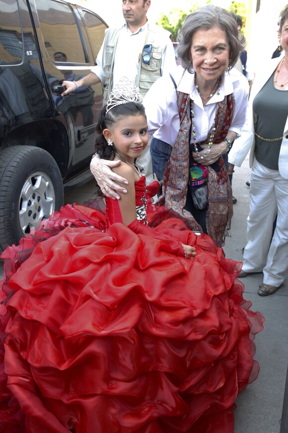 La reine Sofia d'Espagne visite une coopérative agricole à San Juan Ermita au Guatemala le 19 mars 2014.