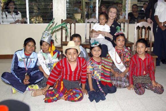 La reine Sofia d'Espagne visite le projet social de l'emplacement futur de l'ONG "Carmélites" lors de sa visite officielle au Guatemala le 18 mars 2014.