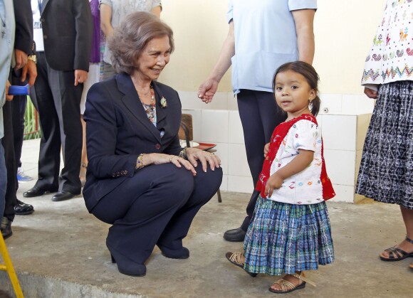 La reine Sofia d'Espagne visite le projet social de l'emplacement futur de l'ONG "Carmélites" lors de sa visite officielle au Guatemala le 18 mars 2014.