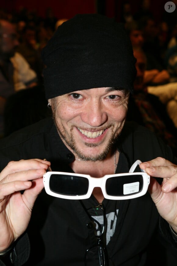 EXCLU - Pascal Obispo très heureux d'avoir acheté pour 2874 euros les lunettes de Michel Polnareff lors de la vente aux enchères "50 ans de chanson Française", à l'hôtel Drouot, à Paris, le 15 mars 2014