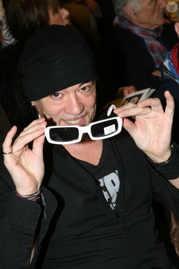 EXCLU - Pascal Obispo vient de s'offrir pour 2874 euros les lunettes de Michel Polnareff lors de la vente aux enchères "50 ans de chanson Française", à l'hôtel Drouot, à Paris, le 15 mars 2014