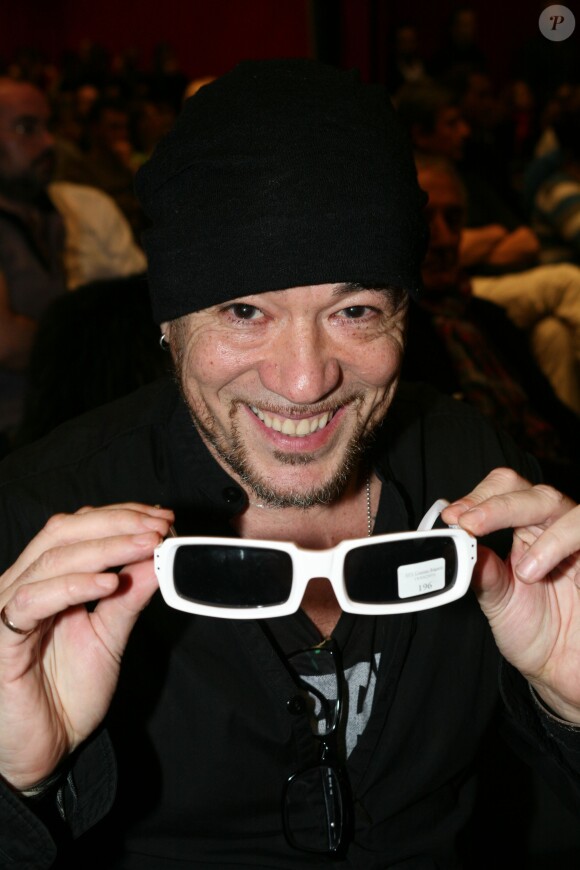 EXCLU - Pascal Obispo achète pour 2874 euros les lunettes de Michel Polnareff lors de la vente aux enchères "50 ans de chanson Française", à l'hôtel Drouot, à Paris, le 15 mars 2014