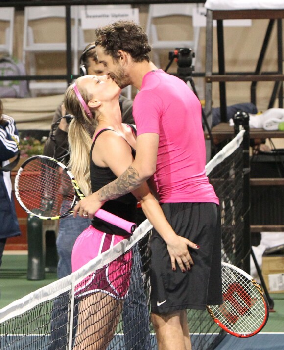 Kaley Cuoco et son mari Ryan Sweeting, amoureux lors du 2014 USTA Men's Pro Tennis Championships Of Calabasas au Calabasas Tennis & Swim Club de Calabasas le 22 mars 2014