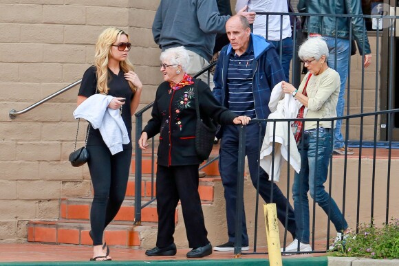 Amanda Bynes avec ses parents et sa grand-mère dans les rues de Los Angeles, le 23 mars 2014.