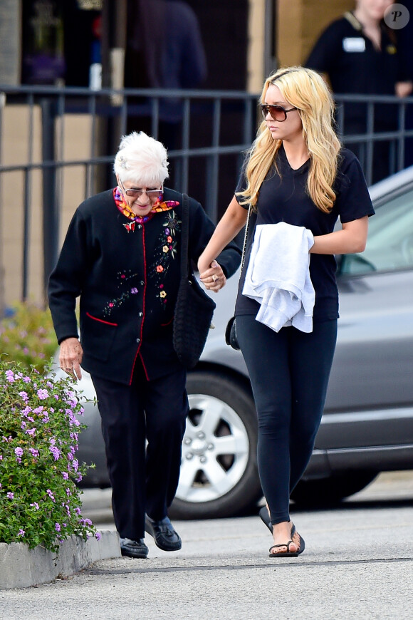 Amanda Bynes en compagnie de sa grand-mère à Los Angeles, le 23 mars 2014.