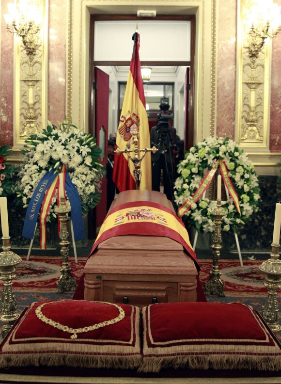 Le cercueil d'Adolfo Suarez, premier chef du gouvernement de la démocratie espagnole et artisan de la transition démocratique après la mort de Franco, était exposé le 24 mars 2014 au Congrès à Madrid, où ses compatriotes pouvaient lui rendre hommage lors du deuil national.